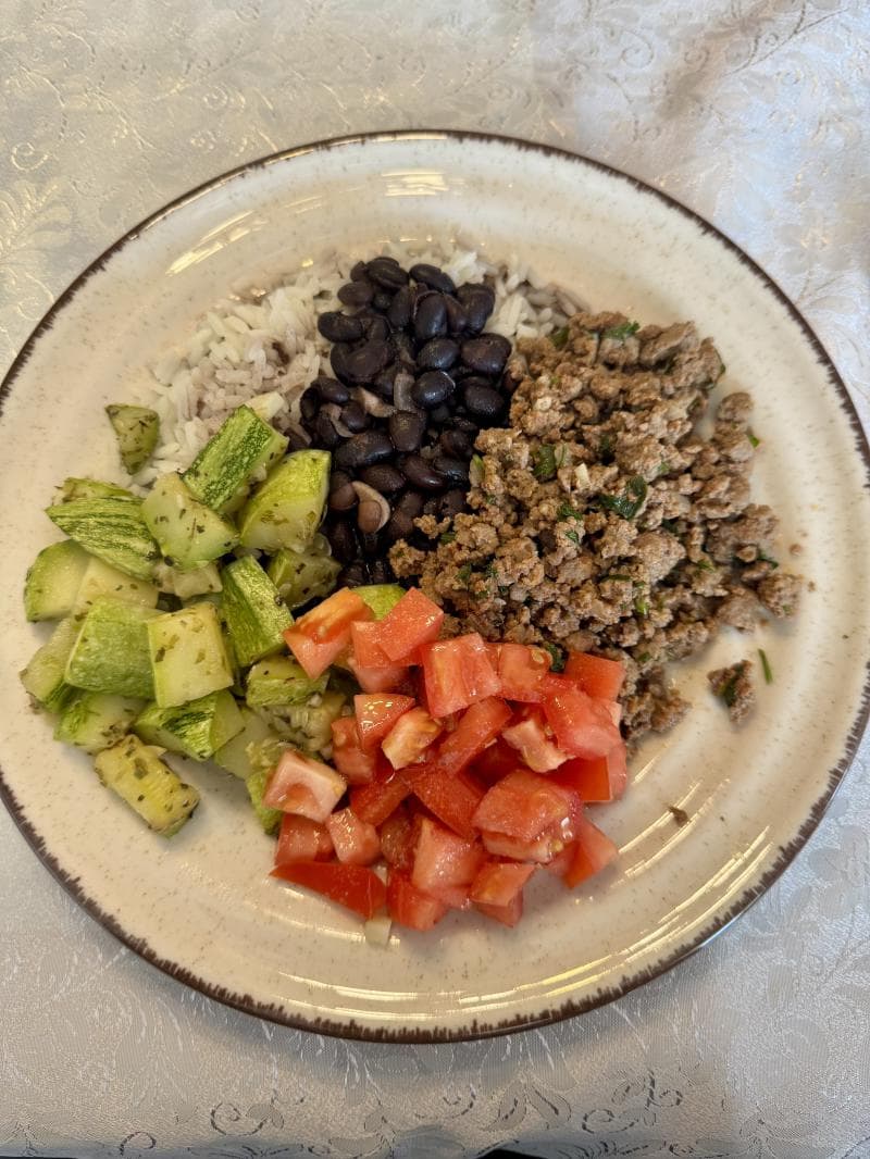 Nutricionista entregando plano alimentar personalizado