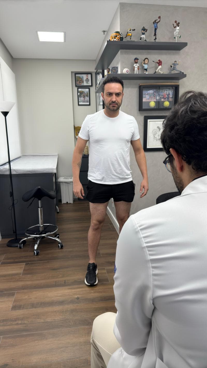 Médico do esporte analisando exames com paciente atleta