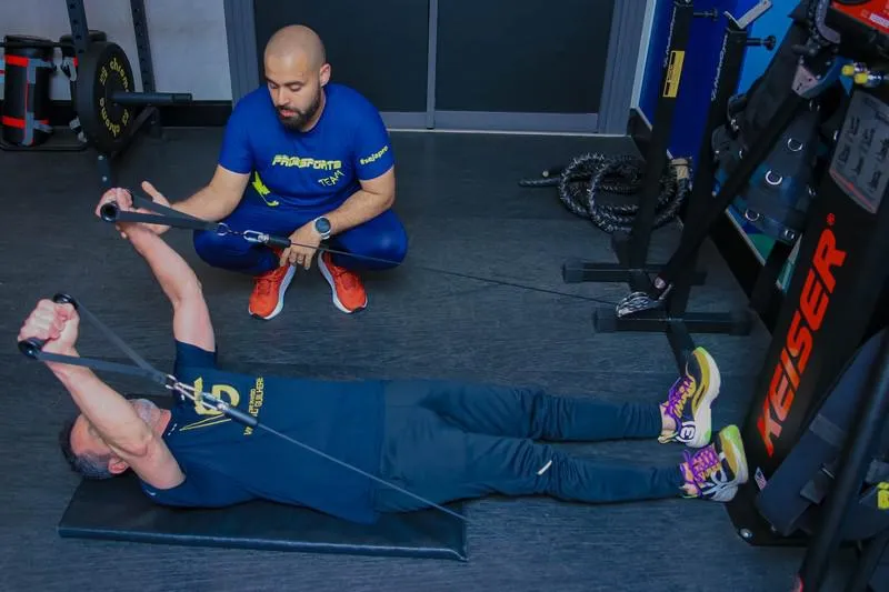 Sessão de fisioterapia com terapeuta acompanhando paciente